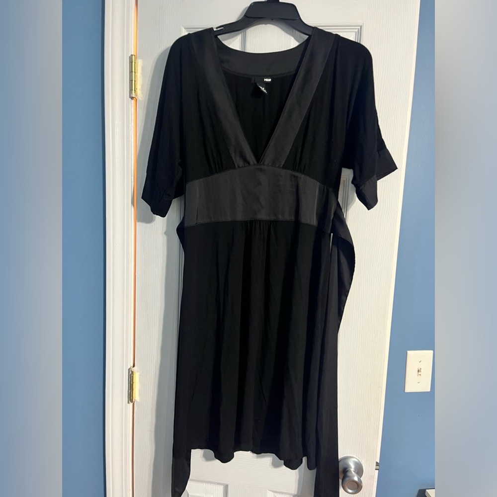 Short sleeve black dress